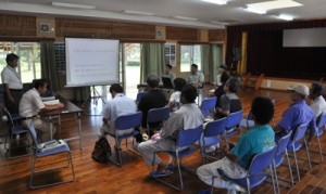 林道山クビリ線の改良事業について行われた住民説明会＝５日、徳之島町