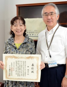 母子保健推進会議会長表彰を受賞した喜びを報告した中さん（左）＝２０日、奄美市名瀬