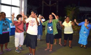 地域住民と一緒に八月踊りを楽しんだオセアニア各国の研修生たち＝２５日、奄美市住用町西仲間