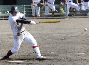 【神埼清明―大島】８回裏、上原の先制打に続き大島の太月が適時打を放つ＝２４日、鴨池市民球場