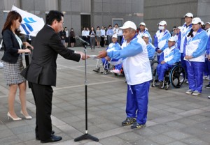  結団式で古川仲二教育長から激励賞を受け取る里島光一郎さん（右）＝２２日、県庁