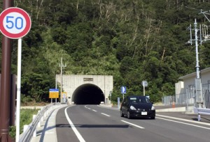 開通から半年が過ぎた網野子トンネル＝６日、瀬戸内町網野子