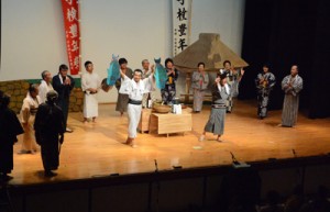 １６人が出演した島民劇「枝手久・恋物語」＝２８日、宇検村湯湾