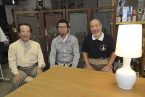 コラボ事業に取り組む（左から）原さん、小松さん、大串さん。右側は昨年制作したランプシェード＝１０日、奄美市