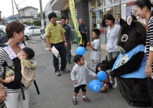 アマミノクロウサギの交通事故防止を呼び掛けた街頭キャンペーン＝３０日、天城町