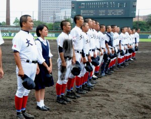 惜しくも決勝進出ならずスタンドの声援に一礼する大島ナイン＝５日、県立鴨池球場