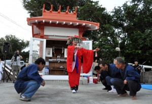 大蛇踊りを奉納した殿智神社例祭＝２７日、知名町上平川