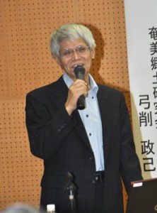 島尾敏雄の優れた歴史感性をテーマに講演した弓削政己さん＝３１日、県立奄美図書館