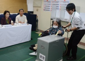 期日前で１票を投じる有権者＝１９日、奄美市選挙管理委員会