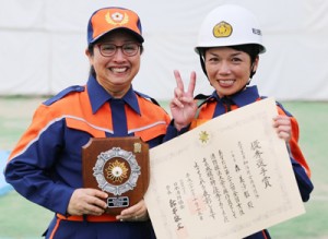 １番員の優秀選手に選ばれた森さん（右）と種子島隊長