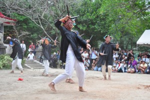 「カマ踊り」など男衆がユーモラスな踊りを披露した大屯神社祭の諸鈍シバヤ＝２１日、瀬戸内町諸鈍の大屯神社