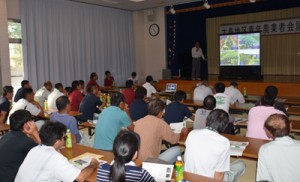 単収向上のための取り組みを発表する農家＝２７日、宇検村