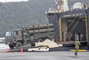 民間のチャーター船で到着した地対艦ミサイル搭載車＝２４日午前、奄美市名瀬の名瀬港観光船バース