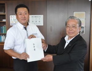 大久幸助町長（右）に答申書を手渡した順直輝会長＝２９日、天城町