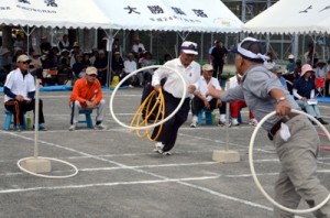 競技はもちろん、審判や記録係も老人クラブ会員で運営した龍郷町高齢者スポーツ大会＝１５日、龍郷町浦