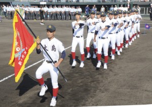 九州高校野球の開会式で大山主将を先頭に鹿児島県代表として入場行進する大島ナイン＝２４日、県立鴨池球場