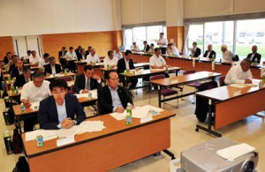 国、県への要望事項を決めた県町村会総会＝２６日、喜界町役場