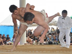 熱戦を繰り広げた奄美市笠利町招魂祭相撲大会＝１１日、太陽が丘総合運動公園相撲場