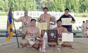 団体２連覇を果たした鹿児島メンバー（後列左から）茂岡、緒方、（前列左から２人目）中（提供写真）