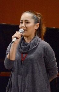 県音楽教育研究大会で講演する歌手・元ちとせさん＝２３日、龍郷町りゅうゆう館