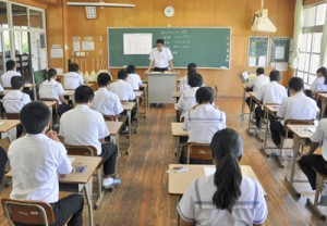 島内実力テストに臨む中学３年生＝１３日、和泊町