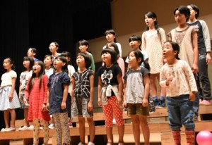 本番に向けて練習に熱が入る子どもたち＝１１日、奄美市名瀬の奄美文化センター