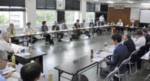 ２０２５年の医療提供体制を検討した第１回懇話会＝ １３日、県大島支庁