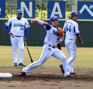 ラミレス監督が見守る中練習に集中する選手たち＝６日、奄美市名瀬運動公園市民球場