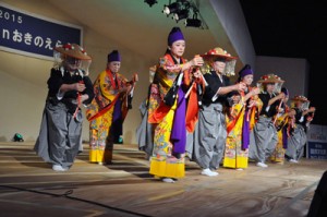 集落に伝わる芸能を披露した玉城字芸能保存会「仲里節」＝３日、和泊町の笠石海浜公園