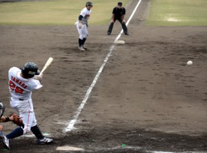 八回、ＪＸ―ＥＮＥＯＳの山田が逆転の適時打を放つ＝２８日、奄美市名瀬運動公園市民球場