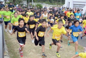 一斉にスタートする２㌔の出場者たち＝２９日、奄美市の名瀬運動公園