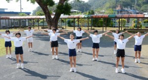 全国小学校ラジオ体操コンクールで優秀賞に輝いた「田検小ラジオ体操イレブン」＝４日、宇検村田検