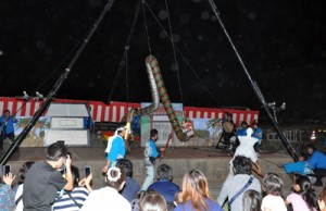 川まつりで披露された「上平川大蛇踊り」＝７日、知名町上平川