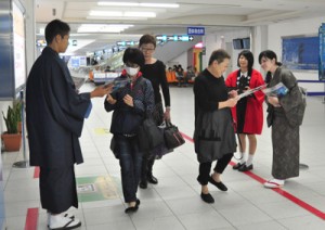 空港などで大島紬のＰＲ活動をした生徒ら＝９日、鹿児島空港