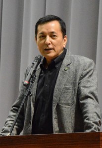 小中学生に挑戦することの大切さを語った榎木さん＝１４日、宇検村湯湾