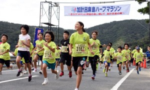 スタートの号砲とともに勢いよく飛び出す走者＝８日、瀬戸内町瀬相