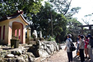 大屯神社で石に刻まれた和歌の意味を考える参加者＝２１日、瀬戸内町諸鈍