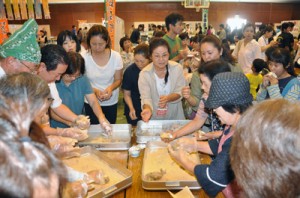 多くの来場者でごった返した食の文化祭＝１５日、知名町民体育館