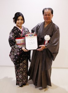 大和村観光大使第１号の城南海さん（左）と伊集院幼村長