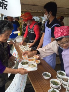 ３種類の丼やスイーツを食べ比べた「まぁ～さんむんグランプリ」＝１５日、宇検村総合体育館