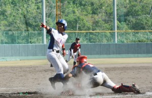 決勝・上方―金久。上方は五回、先制点を挙げる＝２３日、名瀬運動公園市民球場