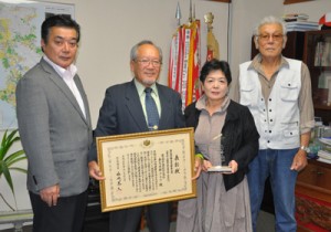 受賞を報告した金見水曜クラブの元田豊代表（左から２人目）ら＝２０日、徳之島町