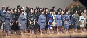 小学生から９０代まで町民約８０人が出演した音楽劇＝７日、龍郷町りゅうゆう館