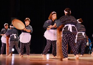 ①芦検民謡保存会が発表した「稲すり踊り」と②安来節保存会が披露した「どじょうすくい」=1日、奄美市名瀬の奄美文化センター