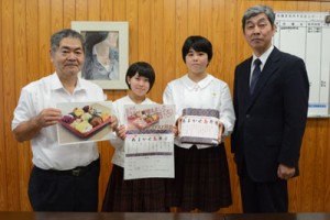 弁当を商品化した奄美高校家政科２年のプロジェクトリーダー（中央右から）盛島さん、丸山さん。販売に協力する田畑代表（左）と満丸校長＝６日、奄美市名瀬