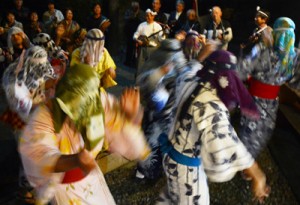 集落内の家々を踊り回って家内安全などを祈願したムチムレ踊り＝２７日、大和村湯湾釜