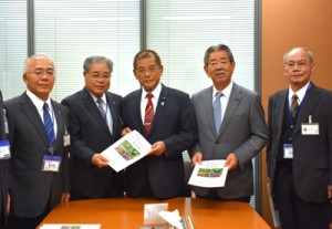 保岡衆院議員（中央）に要望書を手渡す伊地知会長ら＝１２日、衆議院第２議員会館