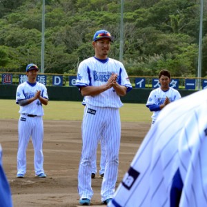 一本締めでキャンプを締めくくる梶谷外野手＝１９日、奄美市名瀬運動公園市民球場