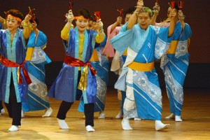躍動感あふれる「よさこい鳴子踊り」＝２８日、奄美文化センター