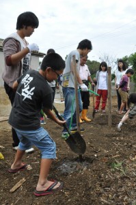 地元小学生とあむとぅの庭づくりに取り組んだ芝浦工業大学の学生ら＝３日、伊仙町